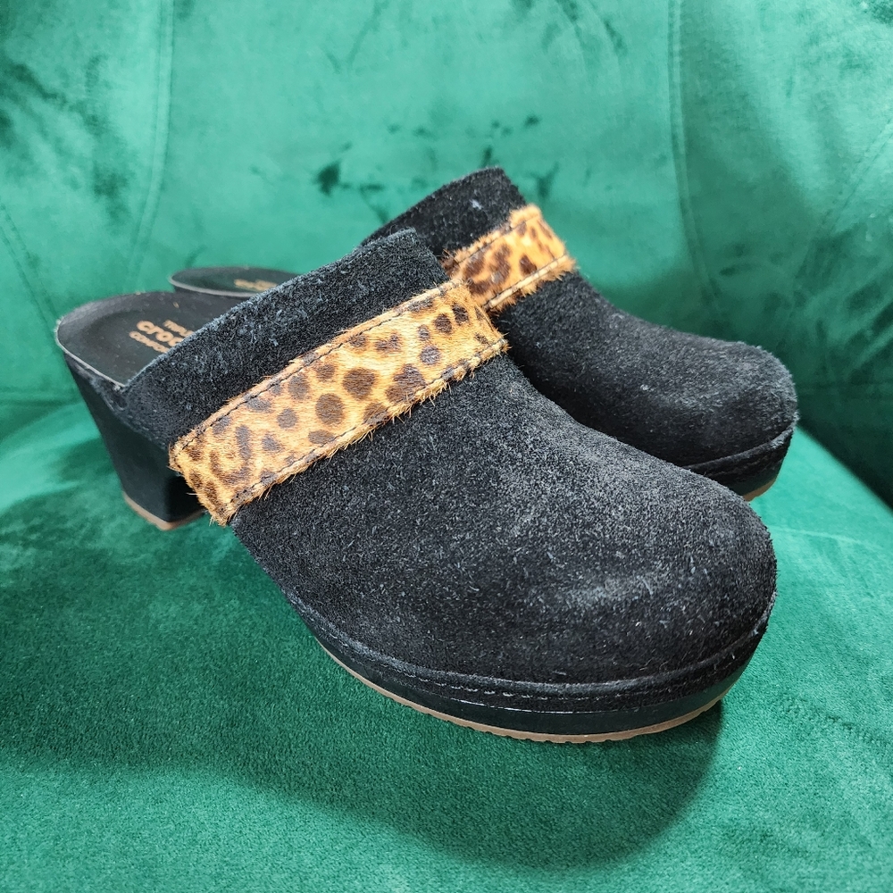 Crocs Faux Suede Clogs size 6